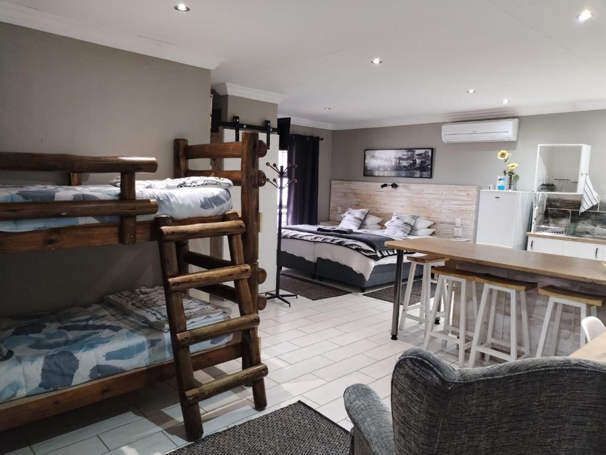 Villa Mariss Guesthouse Kraaifontein Extérieur photo
