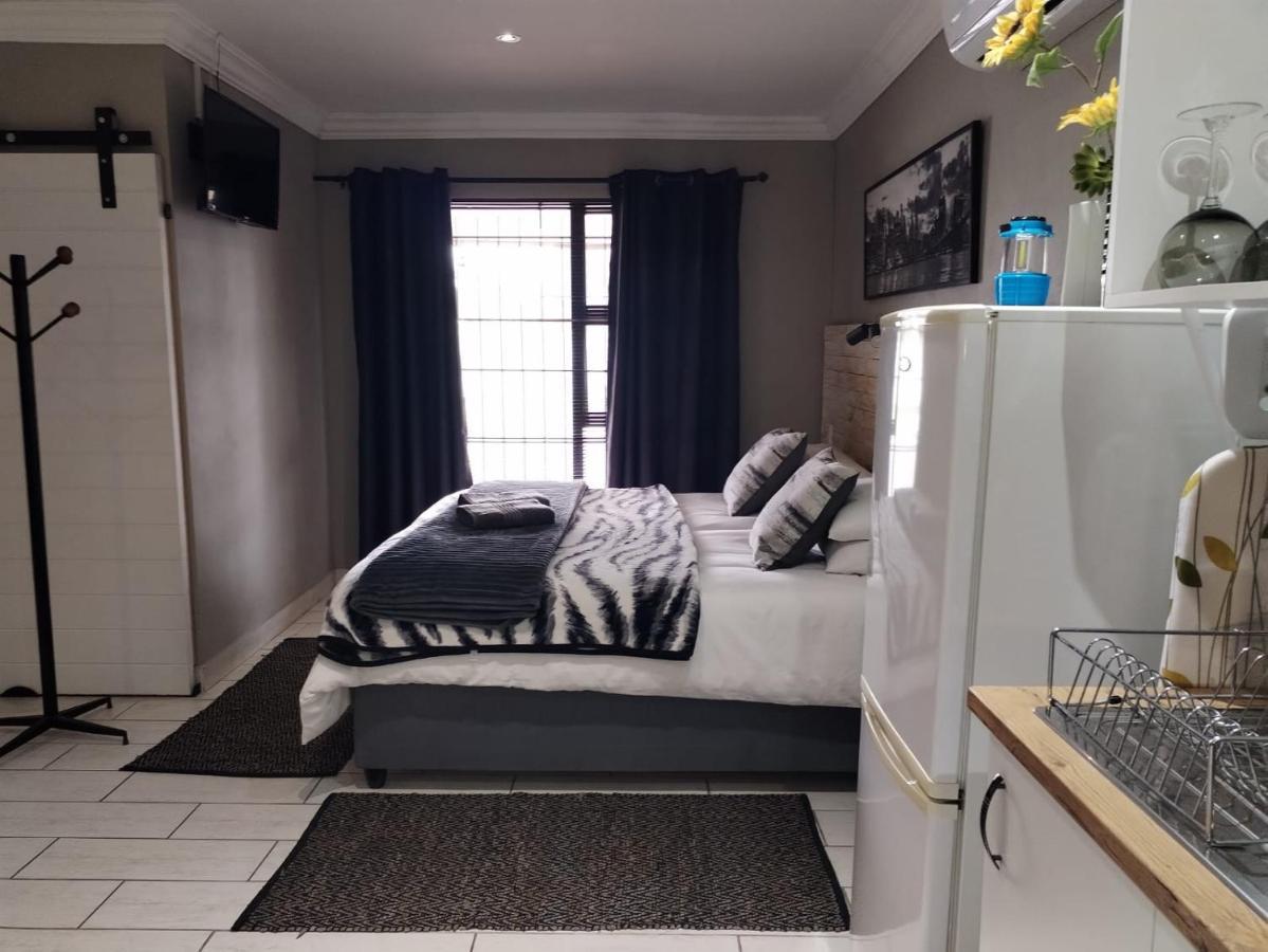 Villa Mariss Guesthouse Kraaifontein Extérieur photo