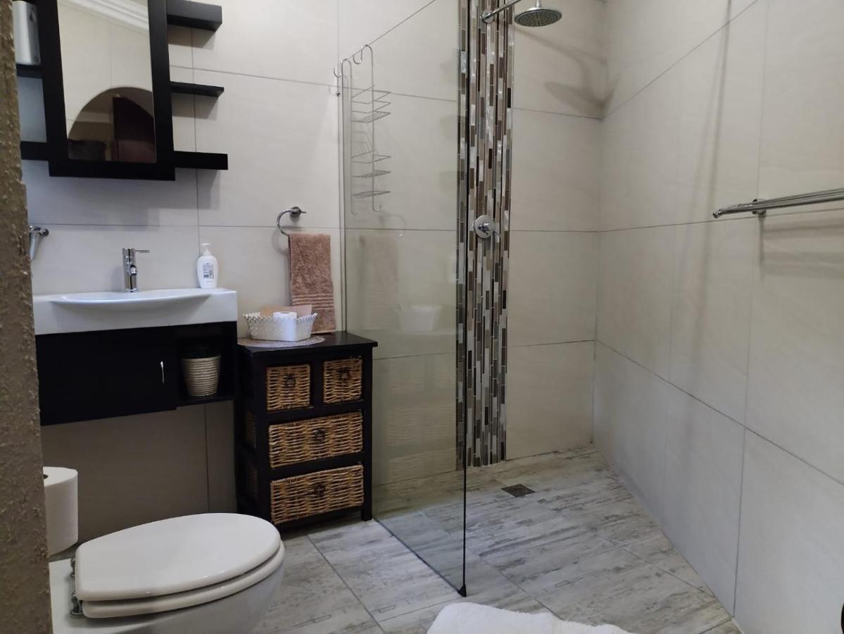Villa Mariss Guesthouse Kraaifontein Extérieur photo